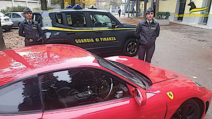 Guarda di finanza deteniendo a vehículo toyota MR2 que se hacía pasar por un ferrari f430 dueño de 26 años