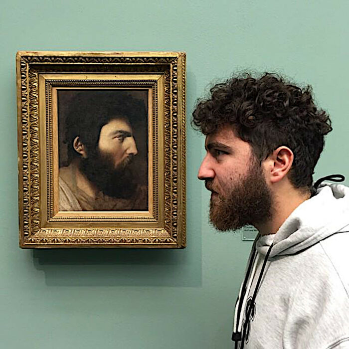 Hombre frente a la obra de Jean-Auguste-Dominique Ingres