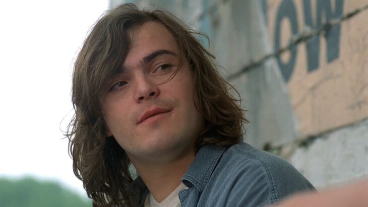 Jack Black joven con camisa azul y camiseta blanca