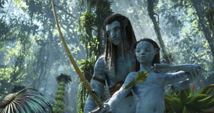 Jake Sully instruyendo a un joven Na'vi sobre el manejo del arco Avatar 2 Jake SUlly