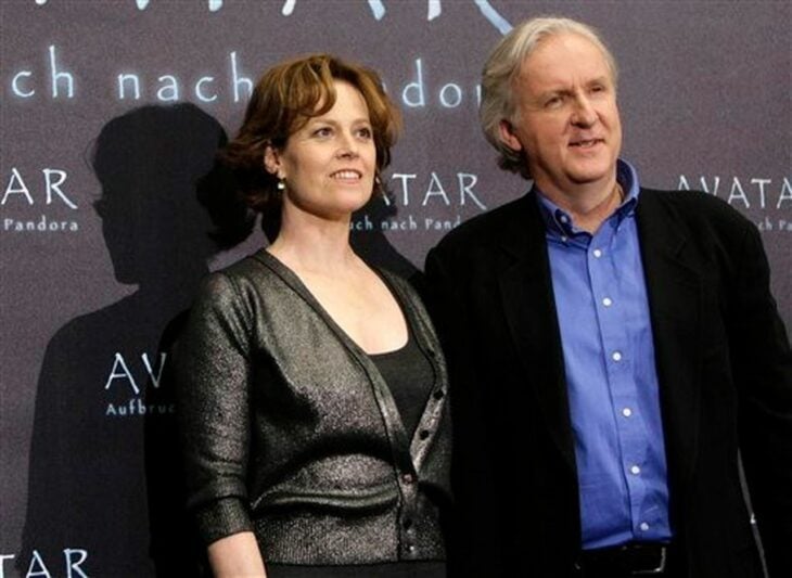 Sgourney Weaver con vestido negro y James Cameron con camisa azul y saco negro de gala para presentación de Avatar
