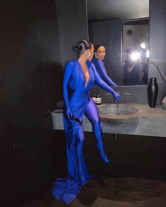Kim Kardashian mirándose al espejo