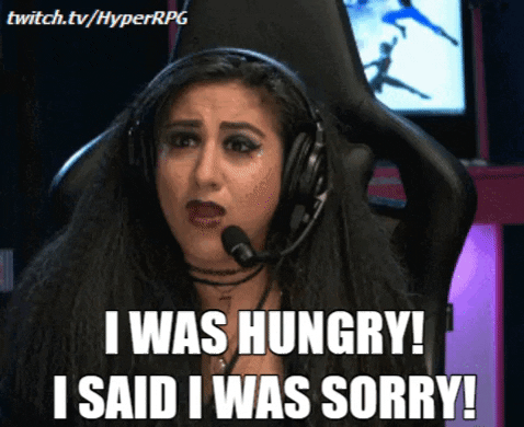 Mujer gamer con auriculares pidiendo disculpas aduciendo que estaba hambrienta
