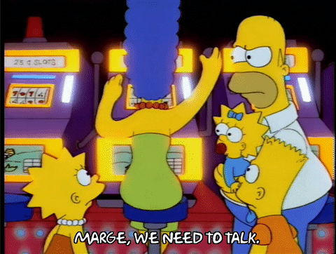 Marge Simpson jugando con un tragamonedas y la familia simpson homero Bart Lisa Maggie en una sala de juegos