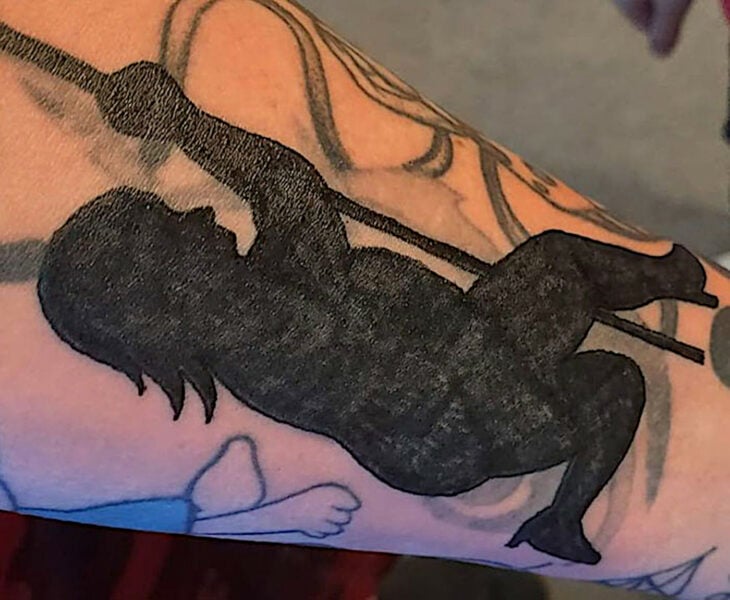 Tatuaje de la sillueta de una criatura obesa