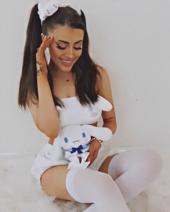 Paige Niemann posando en piyama y con peluche de Meeple para su pagina de OnlyFans