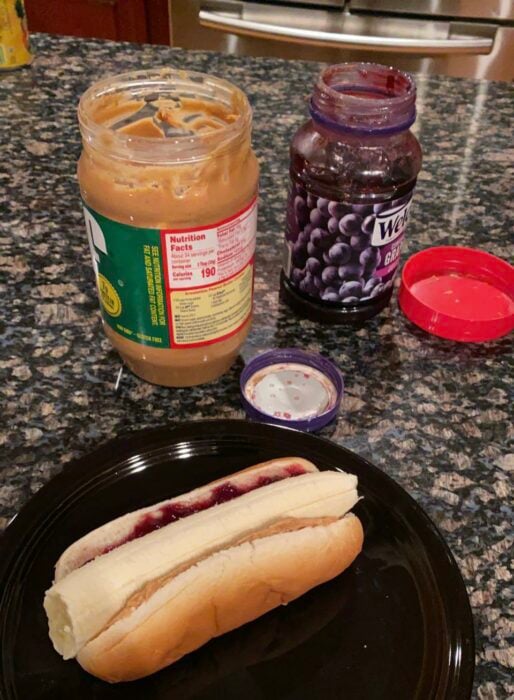 Platano como un hotdog con mantequilla de maní y jalea