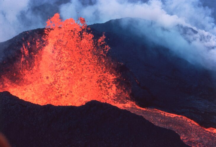 Erupción en 1984 del Mauna Loa en Hawái el volcán más grande del mundo