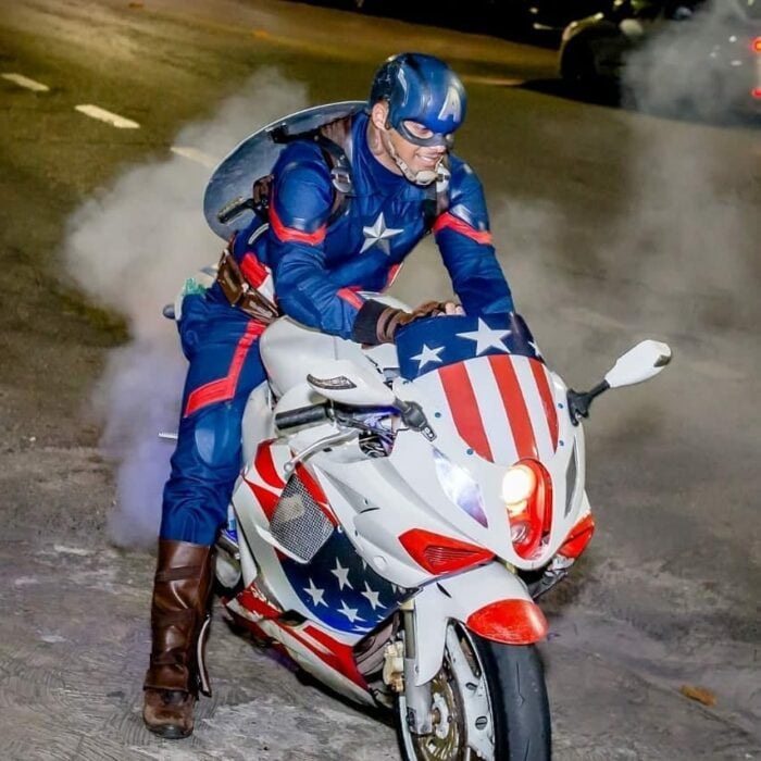 Rodrigo América influencer brasileño de belo horizonte en su moto y traje de capitán américa de marvel MCUCapitán América