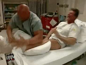 Un procedimiento brutal dramatizado en un clip de la WWF donde un hombre calvo golpea a un paciente en las piernas haciéndolo doblarse de dolor