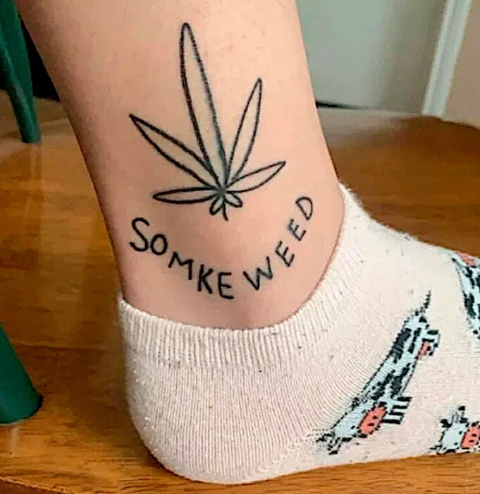 Tatuaje con mala ortografía tratando de decir fuma yerba pero poniendo en su lugar somke weed
