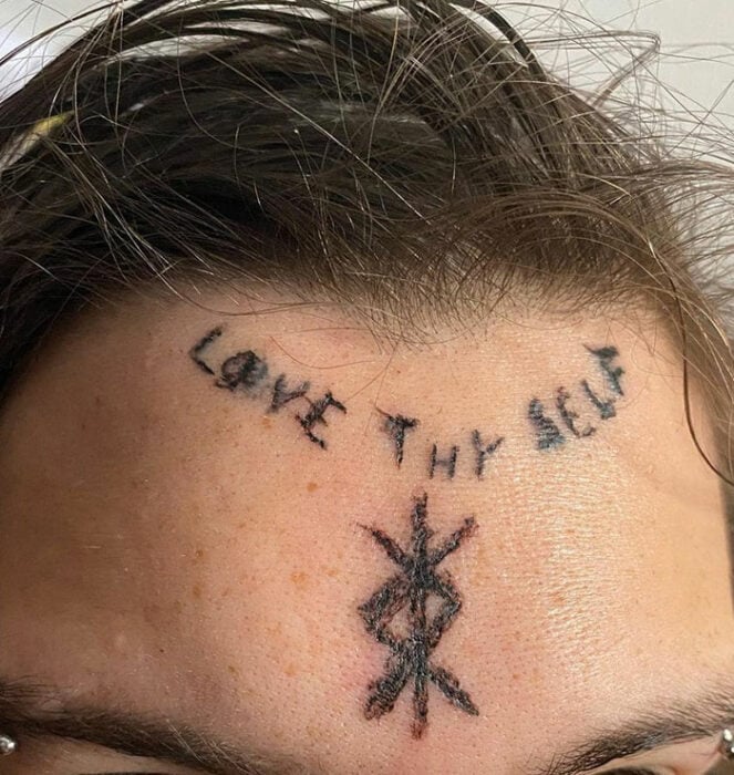Tatuaje de frente con la leyenda de Ámate a ti mismo