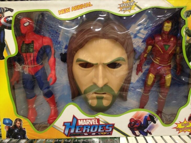 Set de juego de héroes de Marvel con una máscara de Jesús