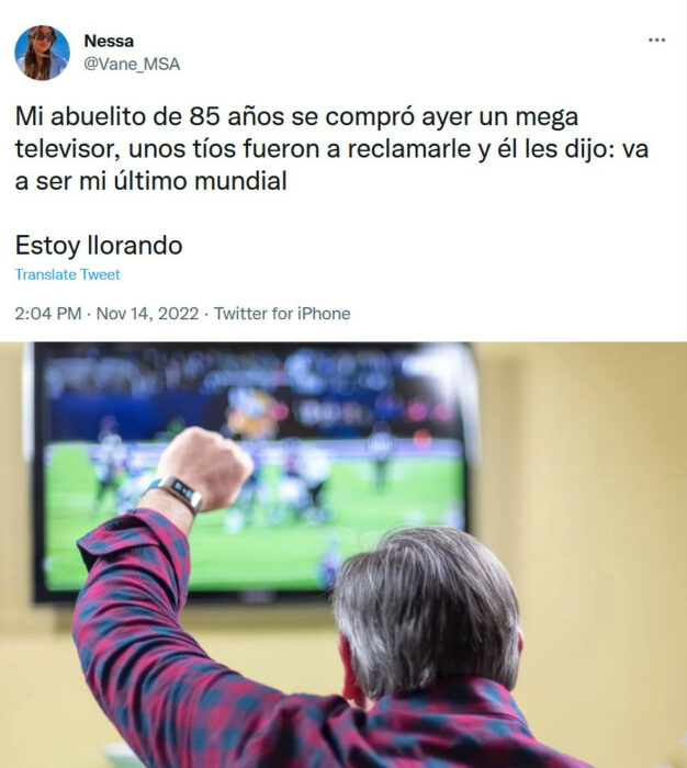 Abuelito de 85 años compró una televisión gigante según dice su nieta Vanessa en un Post de Twitter se ve hombre vitoreando partido en una pantalla en la pared