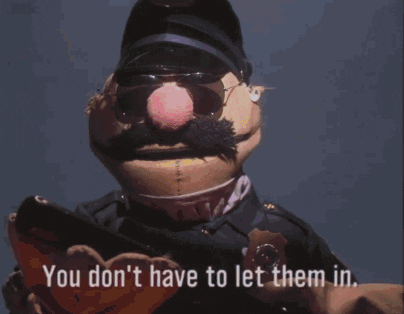 Muppet de policía actuando seriamente y con la leyenda de no tienes que dejarlos entrar 