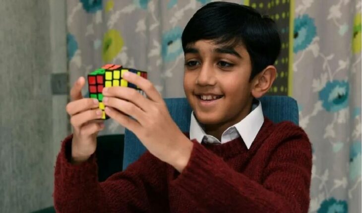 Yusuf Shah resolviendo un cubo de rubik