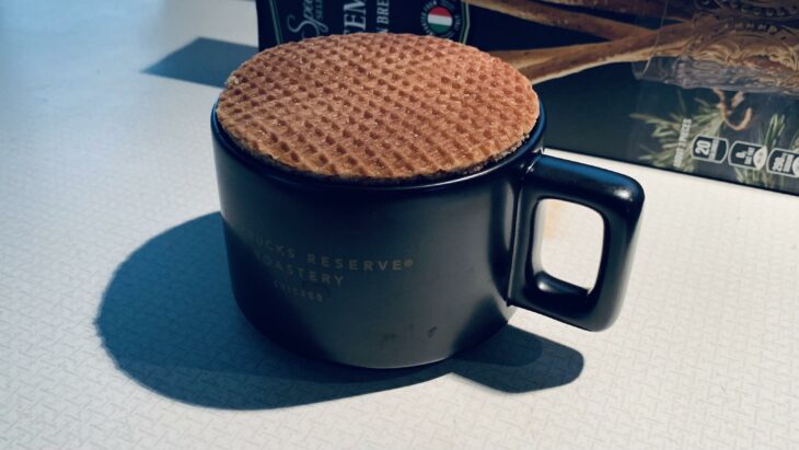 Strooplwafel y café