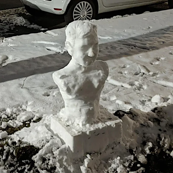 Busto de un hombre de nieve en la calle