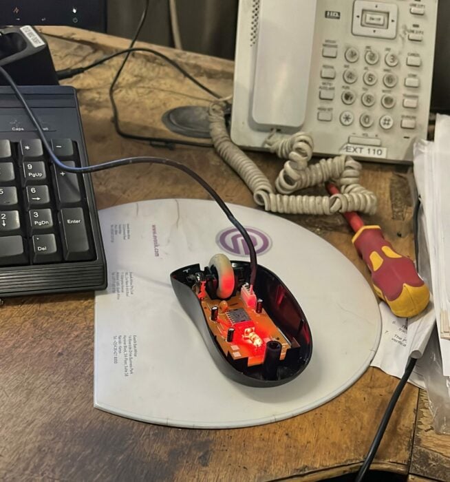 El mouse de la oficina sin el armazón superior pero conectado a la computadora