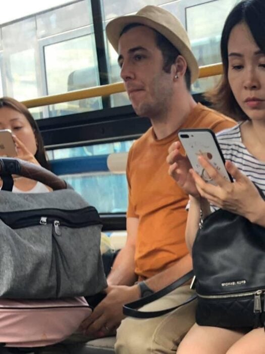 Hombre parecido a Adam Sandler en el transporte público