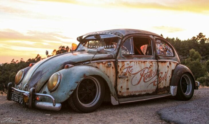 Vochito VW escarabajo beetle volkswagen oxidado vintage auto atardecer en la carretera