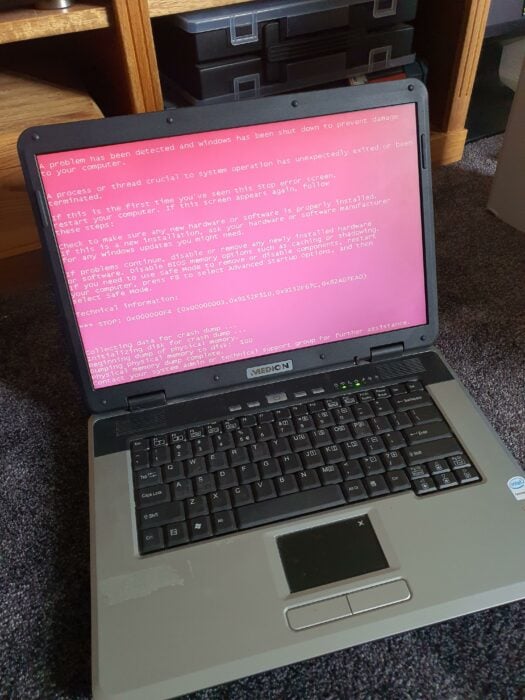 Laptop con pantalla azul de la muerte BSoD pero de color rosa PSoD