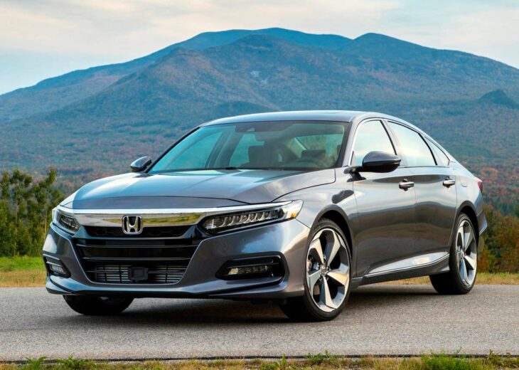 Honda Accord en la carretera frente a una montaña