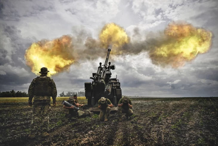 La guerra en Ucrania mortero en el campo siendo operado por soldados