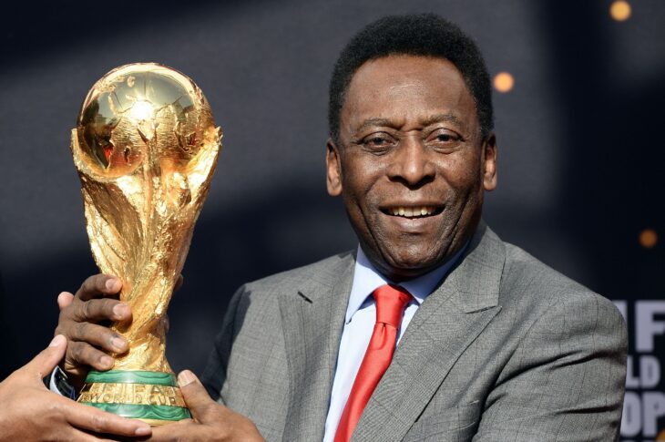 Pele sosteniendo la Copa del Mundo