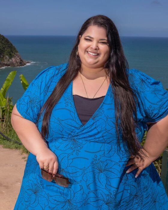 Mujer gorda con vestido azul