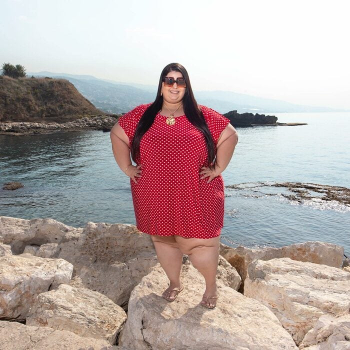 Mujer gorda con vestido rojo