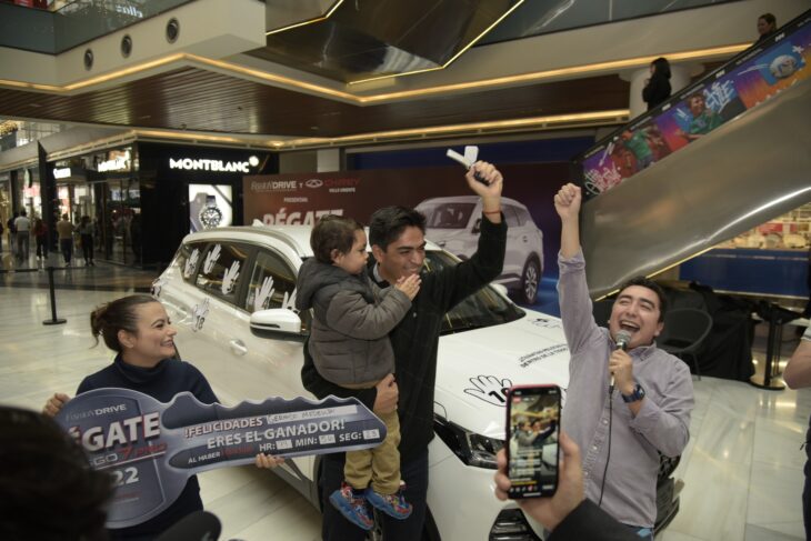 Hombre celebrando que ganó una camioneta