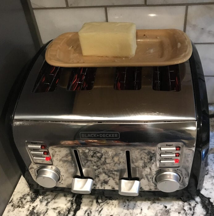 Derritiendo queso poniéndolo sobre una tostadora un tostador