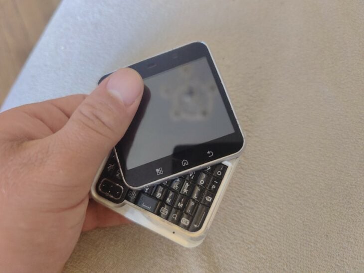 EL motorola flipout a medio abrirse