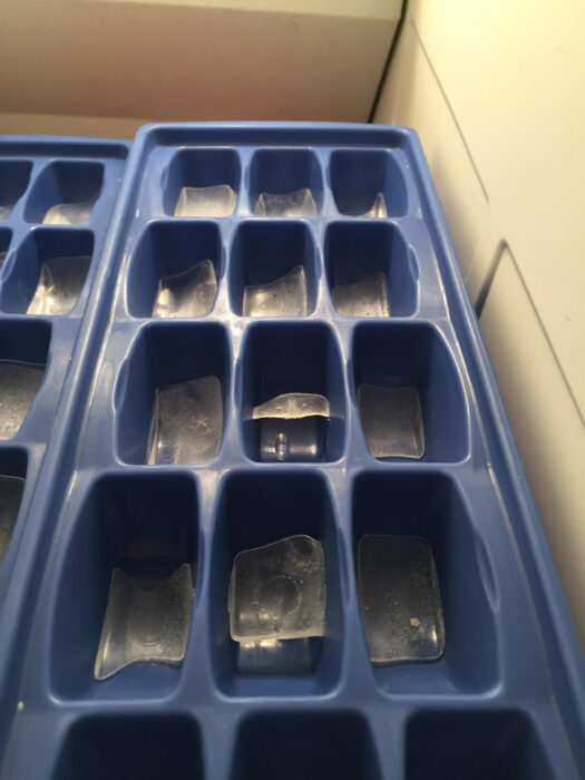 molde de los hielos a medio llenar