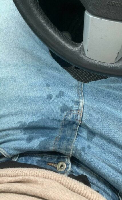 Pantalón mojado por café