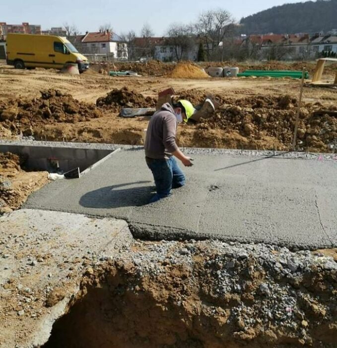 Estudiante estancado en concreto fresco