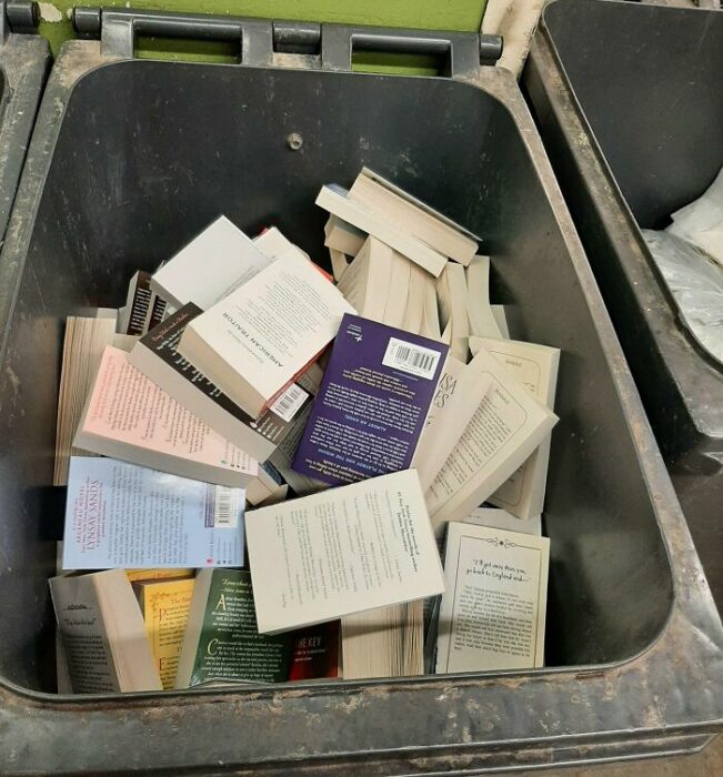 Libros tirados a la basura