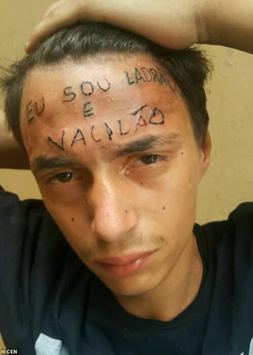 Le tatuaron soy un ladrón en la cara