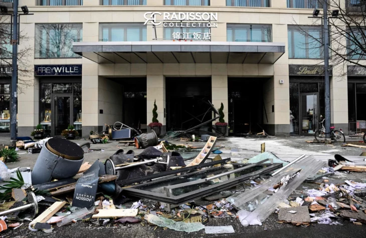 La calle afuera del hotel Radisson Collection en berlín luego de que el fallo del aquadome el acuario cilíndrico más grande del mundo alojado en su interior fuera vencido por la presión del agua