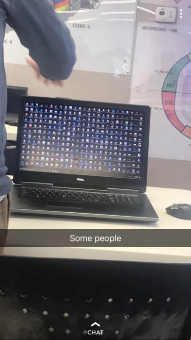 Una laptop con un escritorio de windows reploeto de íconos