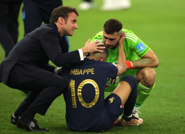 Mbappé siendo consolado por Gaël presidente de la FFF y Dibu Martínes