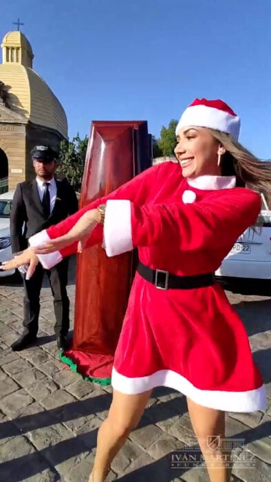 Mujer bailando con traje de Santo Claus