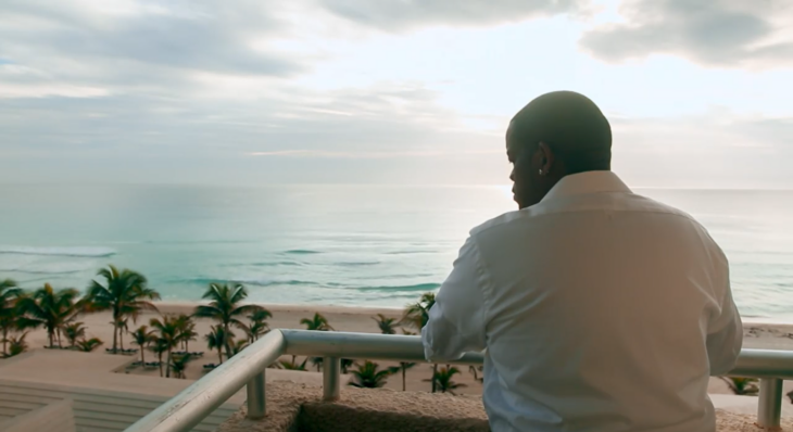 Cesar mirando a la playa tras ser cortado por maría melancolía