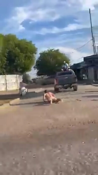 Argentino cae del techo de un auto en movimiento