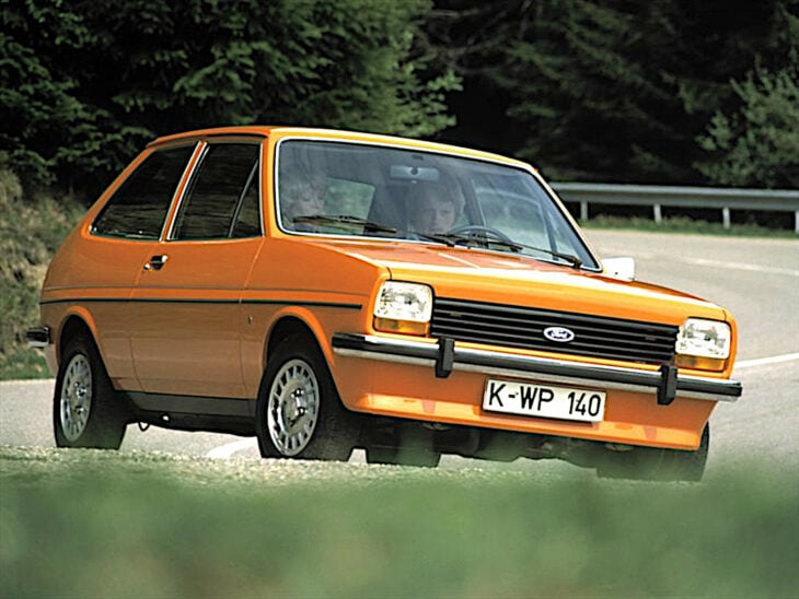 Ford fiesta modelo de 1976 naranja en carretera