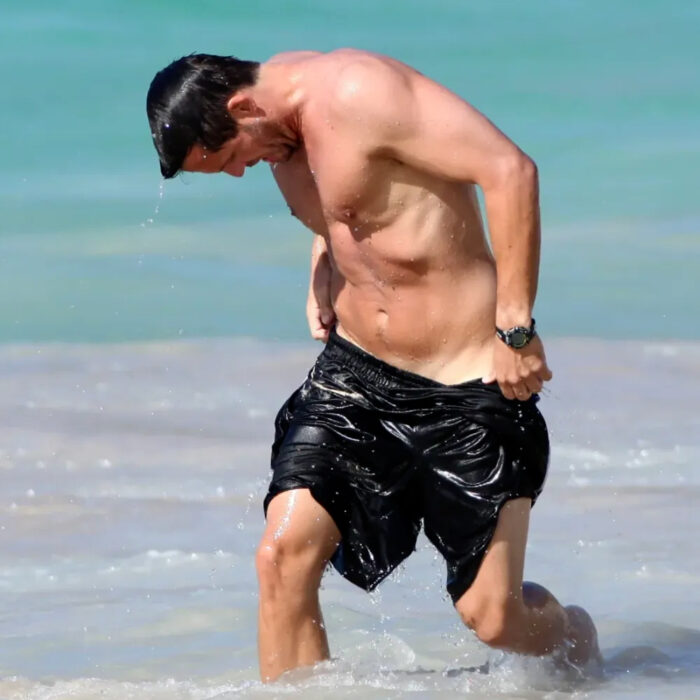 Josh Hopkins en la playa