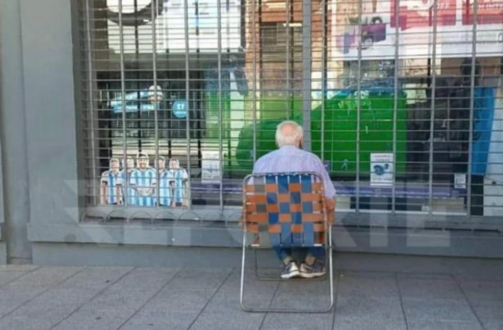 Le regalan pantalla a abuelo que veía los partidos en la calle