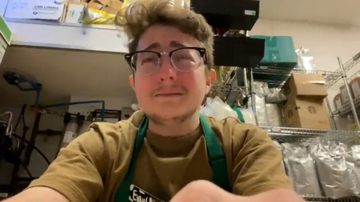 Joven llora por trabajar 8 horas en Starbucks