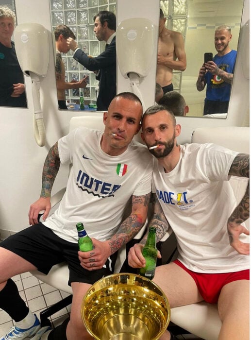 Marcelo Brozovic fumando en los vestidores